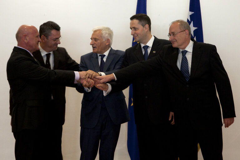 Fotogrāfija 9: President of the European Parliament Jerzy Buzek (C) puts together the hands of leadership of the Parliamentary Assembly of Bosnia and Herzegovina Bozo ljubic (R), Ognjen Tadic (2nd L), Denis Becirovic (2nd R) and Suleiman Tihic prior to their meeting in Sarajevo