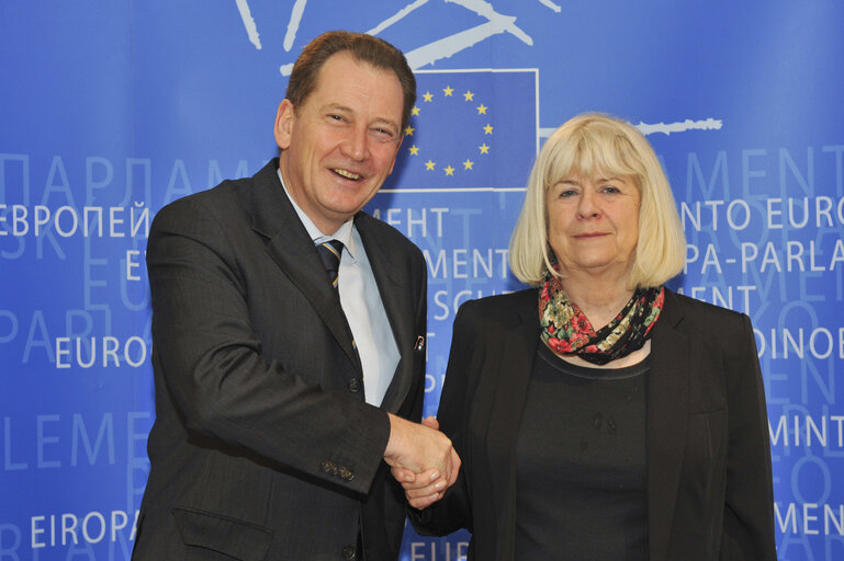 Fotografia 6: Sir Graham WATSON welcomes the leader of Bristol City Council to the European Parliament in Brussels.