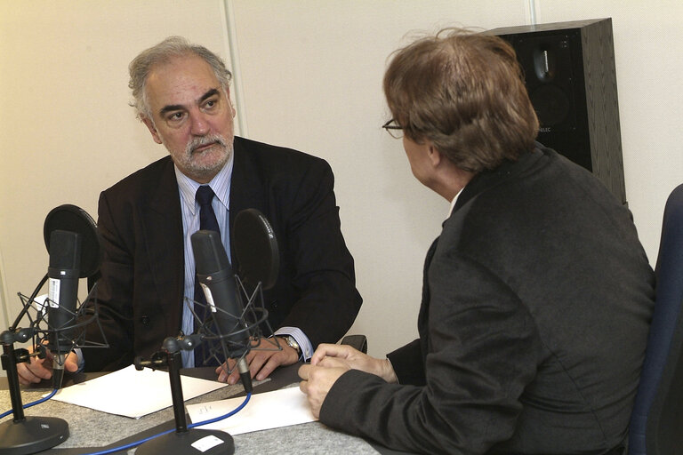 Снимка 1: Louis GRECH in an interview at the radio studio of the EP in Strasbourg.