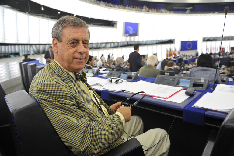 Fotografia 7: Portrait of Francisco SOSA WAGNER during the votes in Plenary Session in Strasbourg - Week 27