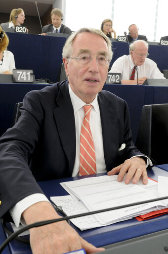 Nuotrauka 18: MEPs in the Hemicycle voting during Plenary Session in Strasbourg - Week 27