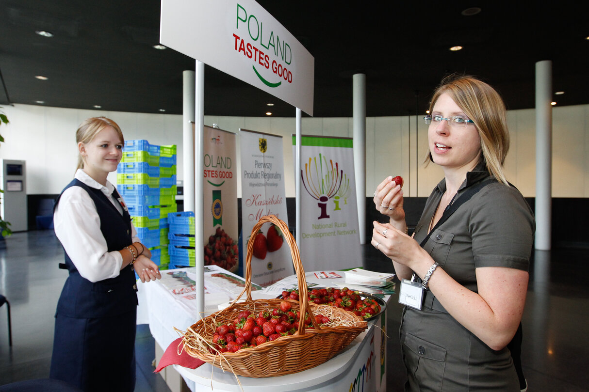 Polish strawberries distribution with EP President and Polish Prime Minister