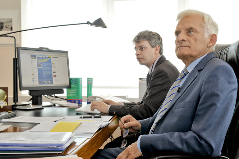 Billede 9: Facebook chat on Polish Presidency with EP President