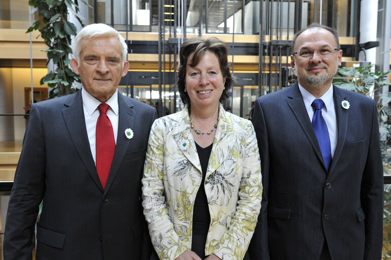 Foto 4: Family Picture after the meeting with AFCO Committee