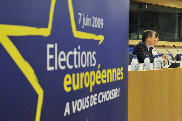 Fotografie 2: Press conference on the election results.