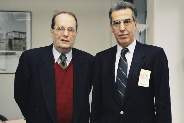 Fotó 1: Jacob SODERMAN meets Nikiforos DIAMANDOUROS in Strasbourg on December 16, 1998.