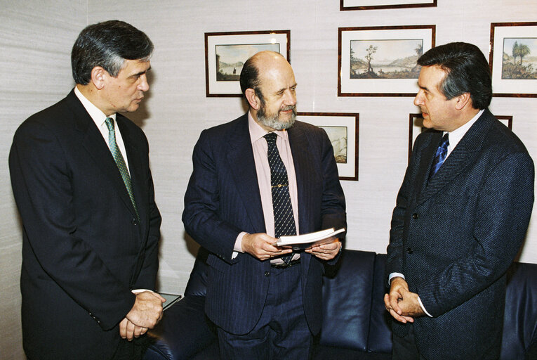 Fotografi 1: Manuel PEREZ ALVAREZ, mayor of Vigo, Jose Maria GIL-ROBLES GIL-DELGADO EP President and  Fernando GOMEZ, mayor of Oporto meet together in Brussels on February 28, 1998.