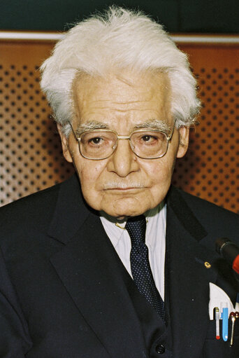 Valokuva 1: Professor Luigi DI BELLA gives a speech in Brussels in January 1998.