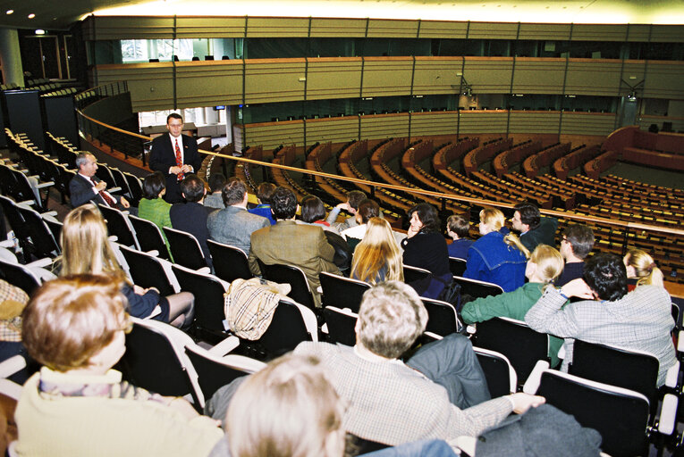 Fotografie 1: MEP Paul RUBIG with guests in the hemicycle in Brussels