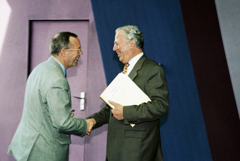 Zdjęcie 1: Jacques SANTER EC President meets Wilfried MARTENS in Strasbourg