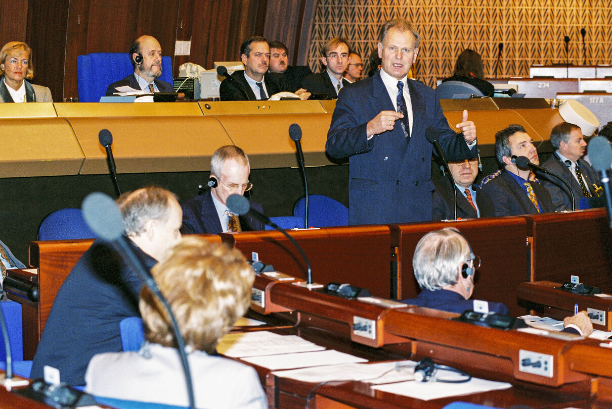 The President of the Court of Auditors, Bernhard FRIEDMANN, presents the Court's annual report for 1996.