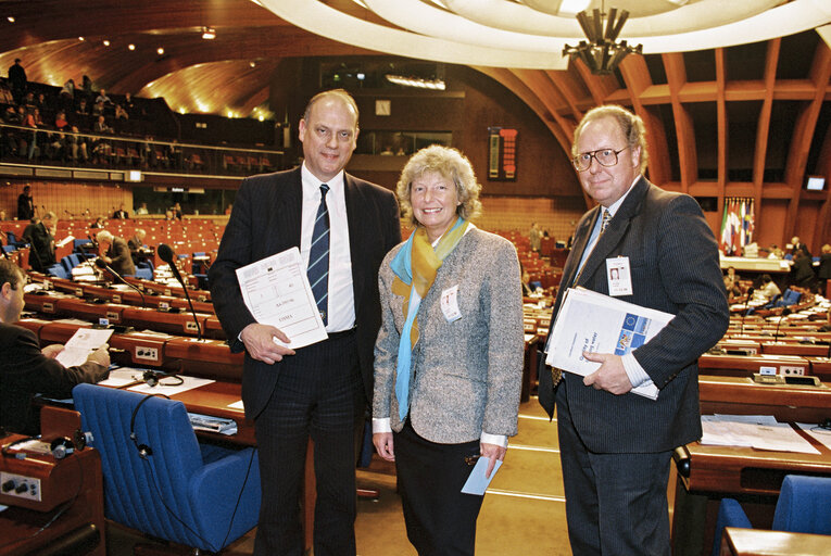 Foto 1: MEP Giles CHICHESTER meets with visitors on the quality of bathing water