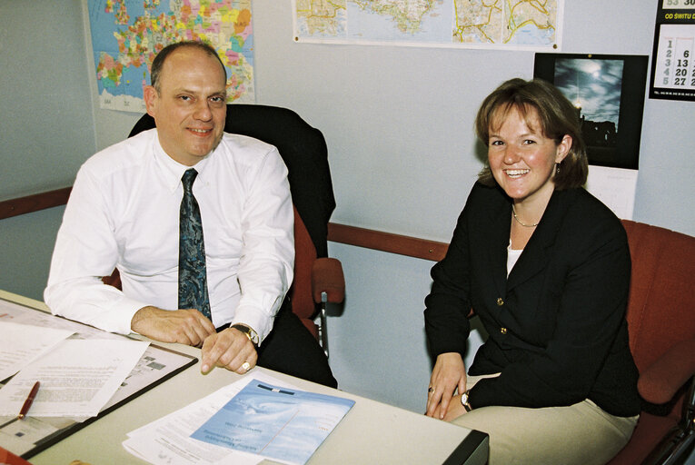 Foto 1: Giles CHICHESTER with a guest in his office.