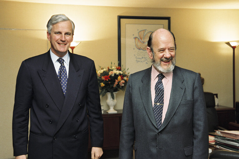 Fotografia 1: Jose Maria GIL-ROBLES GIL-DELGADO EP President meets with Michel BARNIER, French Minister of European Affairs