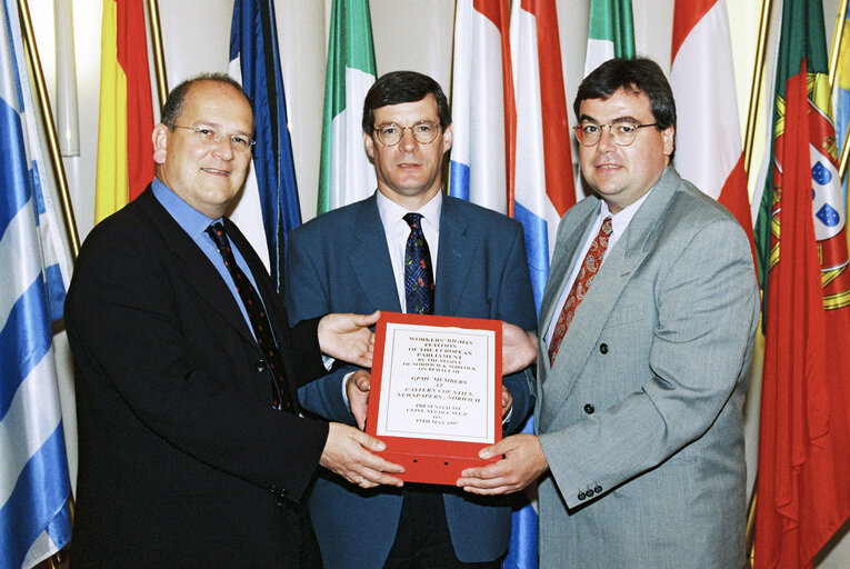 Fotografi 1: MEPs Glyn FORD, David MARTIN and Clive NEEDLE with a petition in Strasbourg