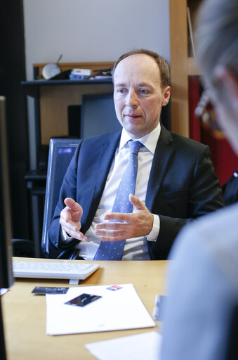 Billede 4: Journalist Eeva KARKKAINEN interview with Jussi HALLA-AHO