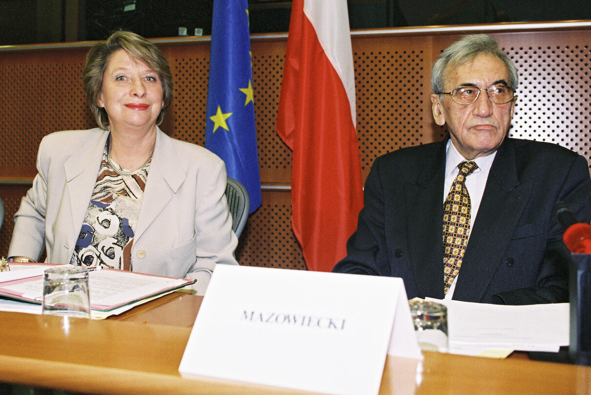 The MEP Ursula STENZE and Tadeusz MAZOWIECKI, Polish Prime Minister during a meeting in Strasbourg in January 1998.