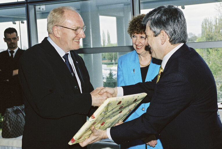 Foto 4: MEPs receiving Pictures of them at the European Parliament in Strasbourg