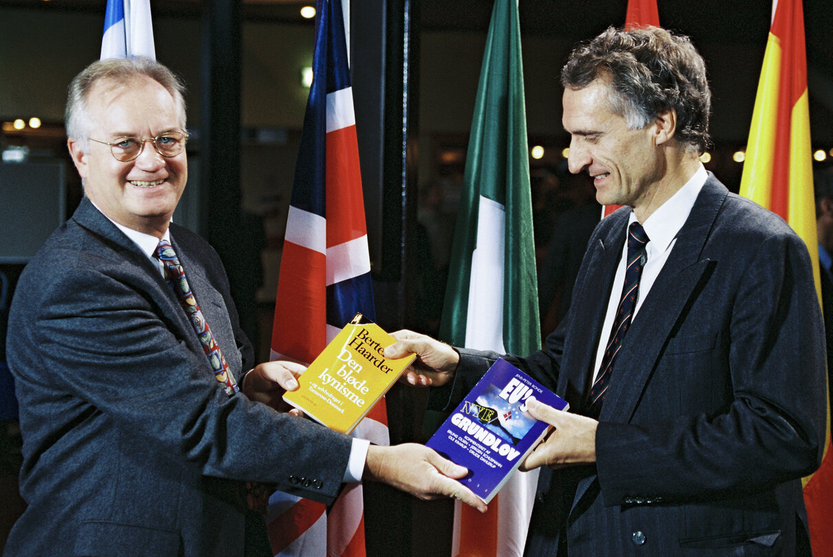 MEPs Jens-Peter BONDE and Bertel HAARDER exchange their book in Strasbourg