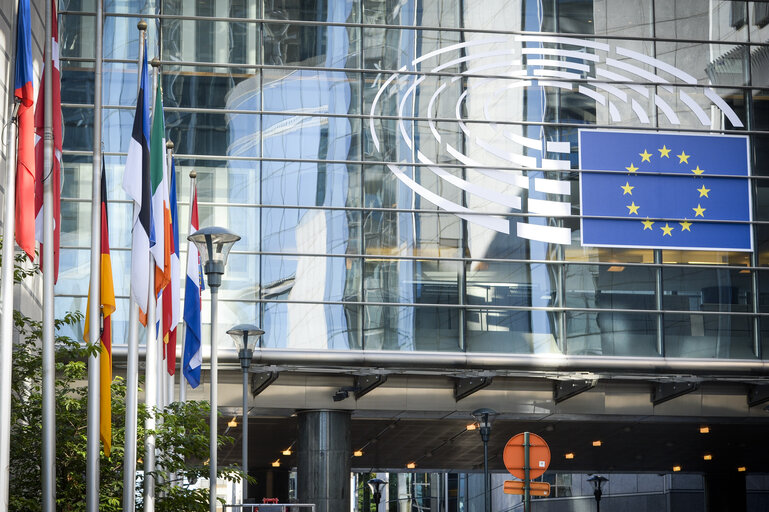 Fotogrāfija 1: German flag at half-mast following passing away of Former German Chancellor and Citizen of Honour of the European Union Helmut KOHL