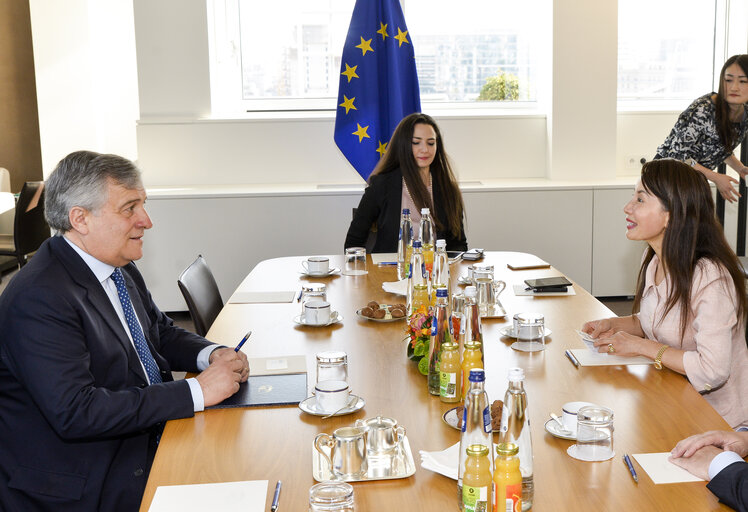Zdjęcie 1: Antonio TAJANI - EP President meets with Jane Lee SUN - CEO Ctrip