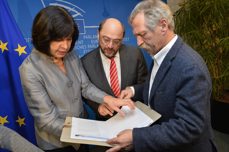 Foto 3: EP President meets MEPS, document handling  Pour une autre Politique Migratoire