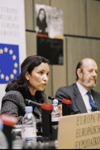 Foto 7: Sakharov Prize 1997: Press Conference of Jose Maria GIL ROBLES GIL DELGADO - EP President and Salima GHEZALI, founding member of Women in Europe and the Maghreb.