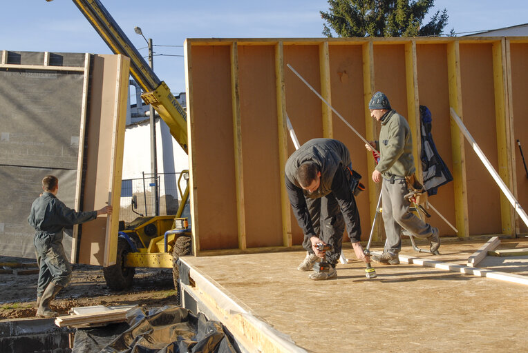 Fotografia 8: Passive house construction. Energy efficiency building to reduce its ecological footprint. Low energy. Wood house.