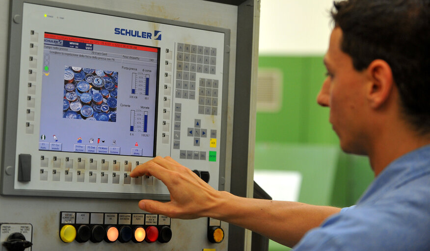 Fotografia 6: A worker of  Zecca dello Stato checks the Italian euro coins during printing  in Rome