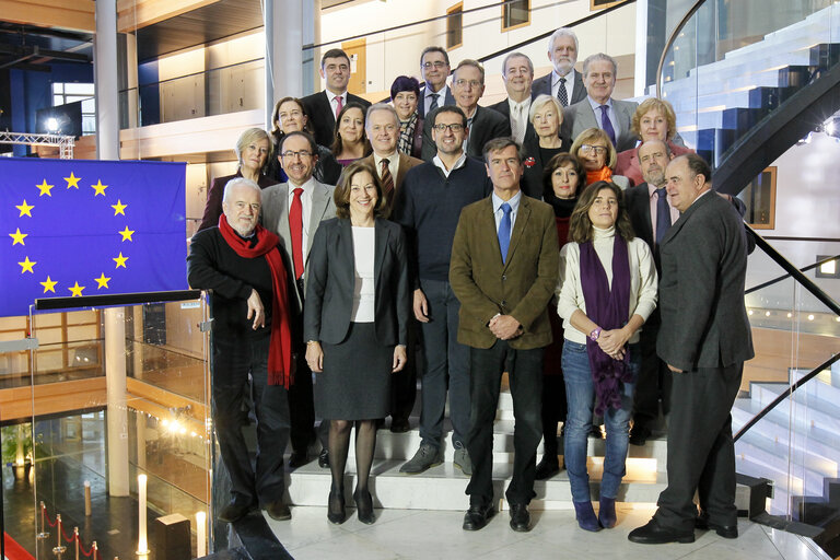 Fotografia 1: Family Picture Spanish SandD Members