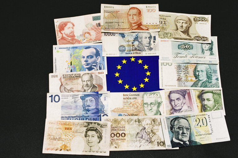 Fotó 8: European banknotes around a European flag in July 1995