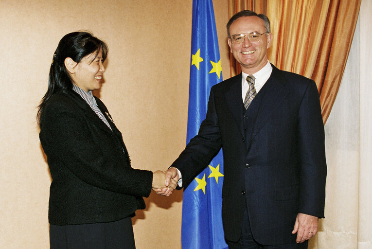 Снимка 1: Klaus HANSCH EP President meets with Sanshan WEI-BLANK, sister of Wei JINGSHENG, Sakharov Prize winner 1996