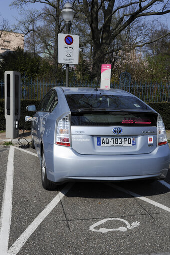 PRIUS HYBRID. Charging Station autotrement. Shared Vehicle