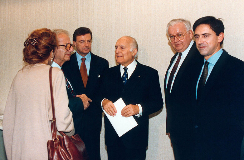 Italian President makes an official visit to the EP in Strasbourg in November 1993