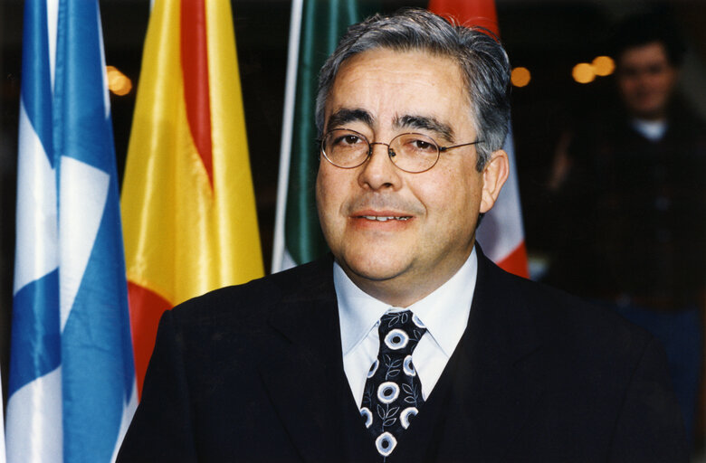 Foto 4: Luis Marinho standing in front of European flags in Febrauary 1998