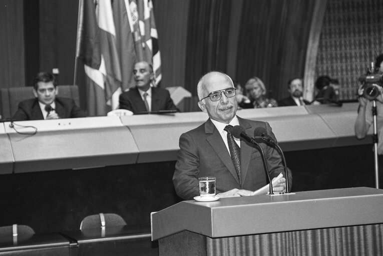 Fotografija 2: Enrique BARON CRESPO, EP President, Enrico VINCI and His Majesty HUSSEIN, King of Jordan on the 11th of September 1991 in Strasbourg