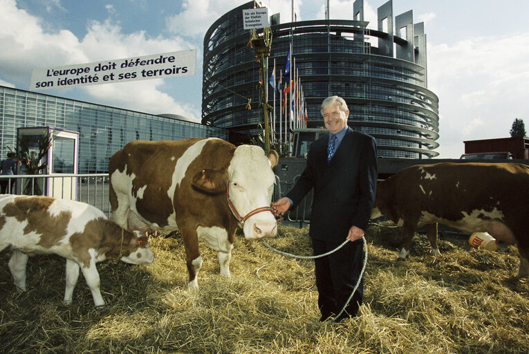 Fotagrafa 5: The MEP Liam HYLAND meets with farmers in Strasbourg in October 1999.