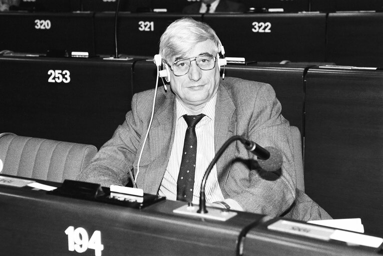 Foto 1: The MEP Alexander FALCONER during a session in Strasbourg in April 1990.