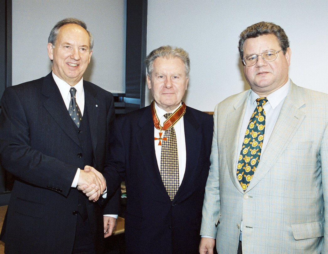 The MEP Gunter RINSCHE receiving a medal and the Federal cross of Merit by the hands of Ingo FRIEDRICH and Gerhard SCHMID at the European Parliament of Strasbourg in November 1999.