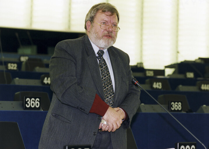 Fotografija 2: Jean-Maurice Dehousse standing in the hemicycle of the European Parliament in Strasbourg in April 2004