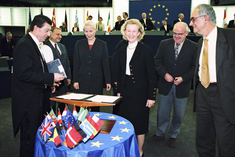 Fotografie 1: Signature of the Budget 2000