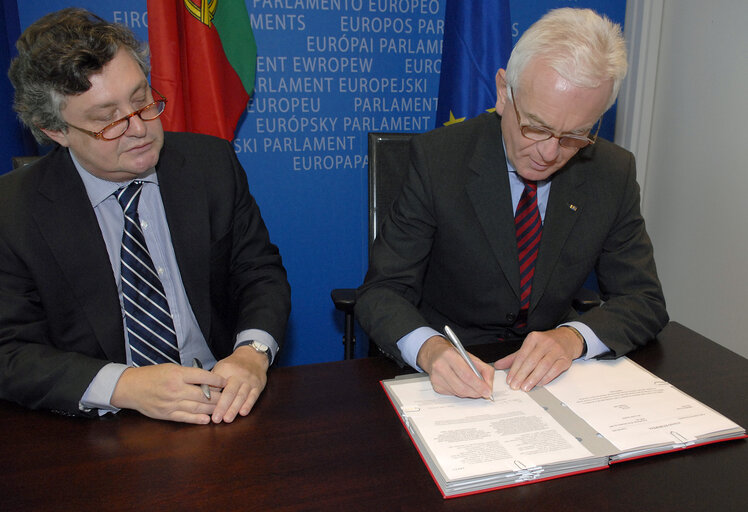 Zdjęcie 2: Sigature LEX with the EP President and the State Secretary for Foreign Affairs of Portugal.