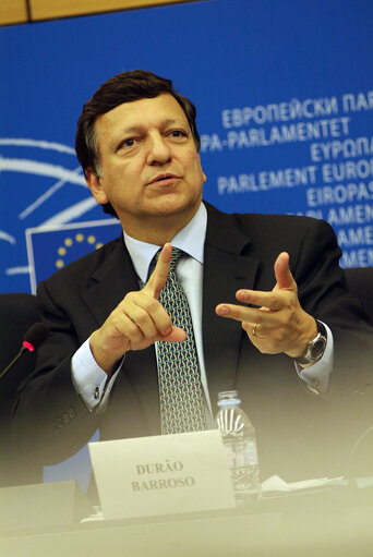 Foto 2: Press conference on the Commission's opinion on the IGC.