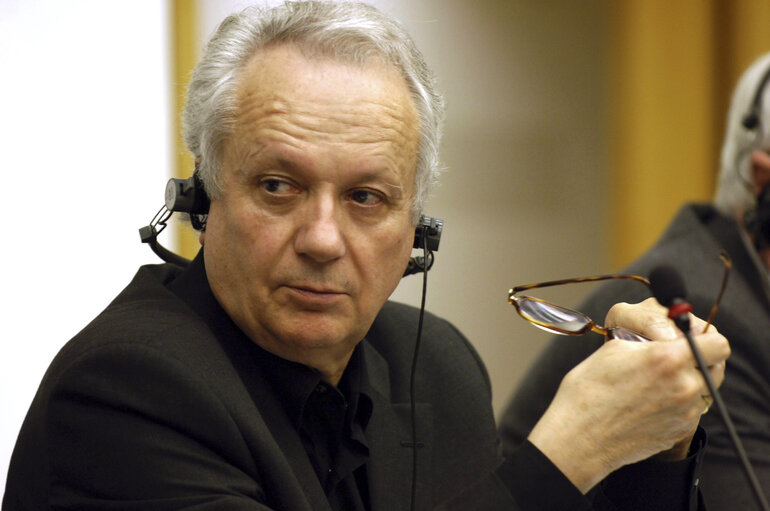 Valokuva 6: Jean-Marie CAVADA in a meeting at the EP in Brussels.