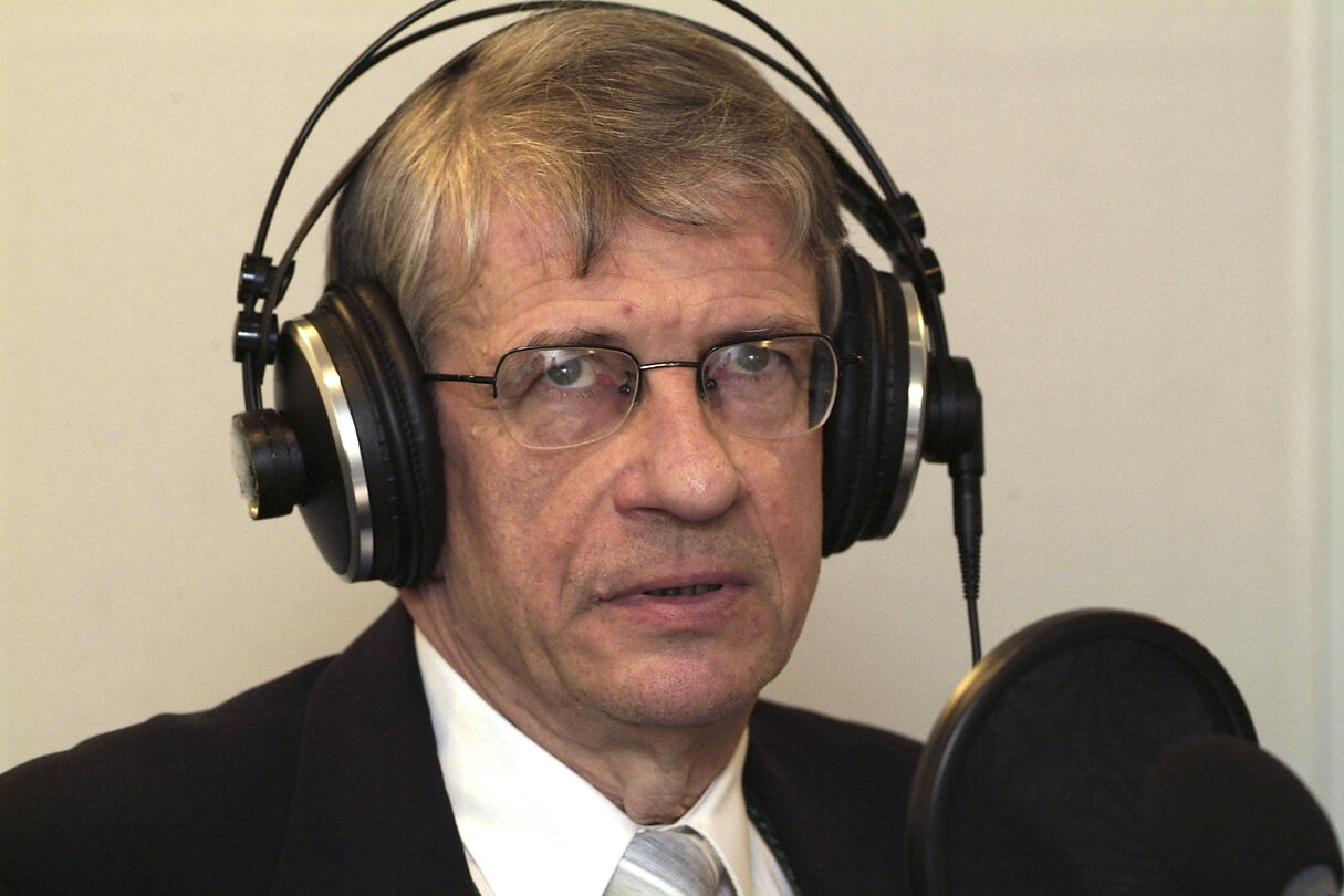 Wojciech ROSZKOWSKI in an interview at the radio studio of the EP in Strasbourg.