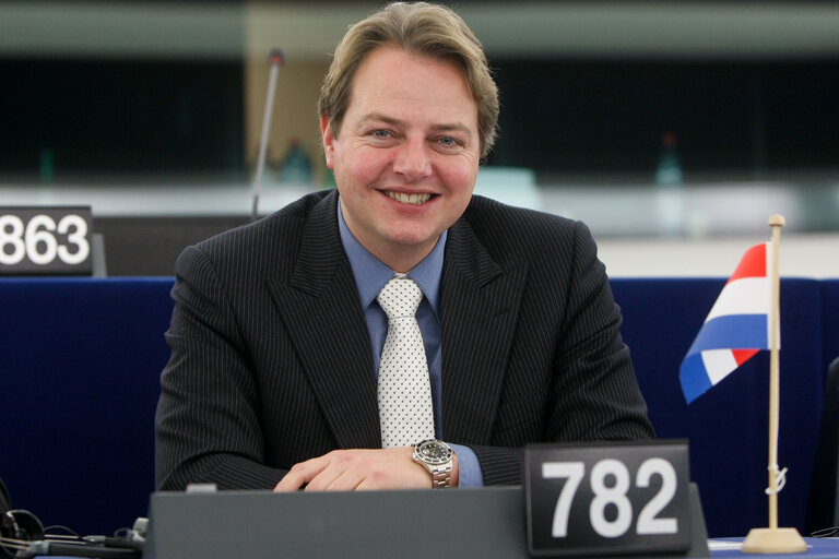 Foto 1: MEP Barry MADLENER attends a plenary session in Strasbourg