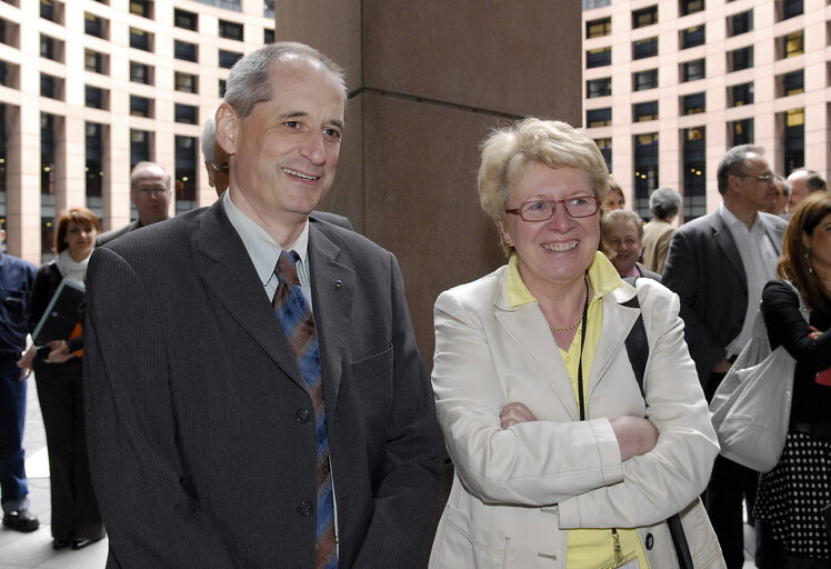 Foto 6: EP President unveiled a plaque to mark Parliament's fight against global warming. It records Parliament's successful registration in the Community eco-management and audit scheme (EMAS), part of its efforts to reduce its CO2 by a third by 2020.