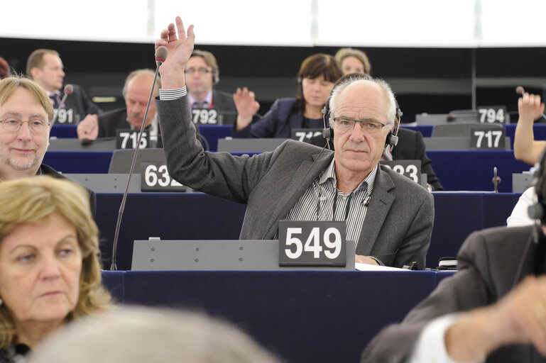 Fotogrāfija 1: Olle LUDVIGSSON votes at the plenary session in Strasbourg