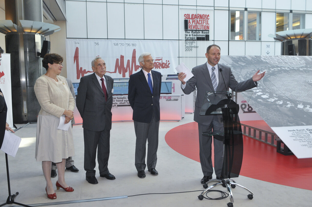 EP President welcomes Prime Minister of the first Polish post-communist government, at the European Parliament on the occasion of opening Solidarnosc. A Peaceful Revolution exhibition