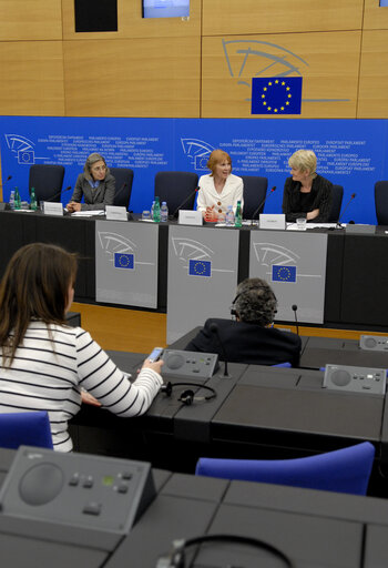 Fotografija 1: International Day of the Family: Launch of the Written Declaration number 50/2009 on admitting carers to social insurance system